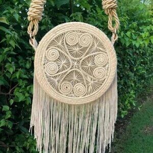 bags made of iraca palm, available in black and gold